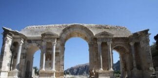 A Day at Anavarza Ancient City: Activities, Structures, and Tips Anavarza Antik Kenti