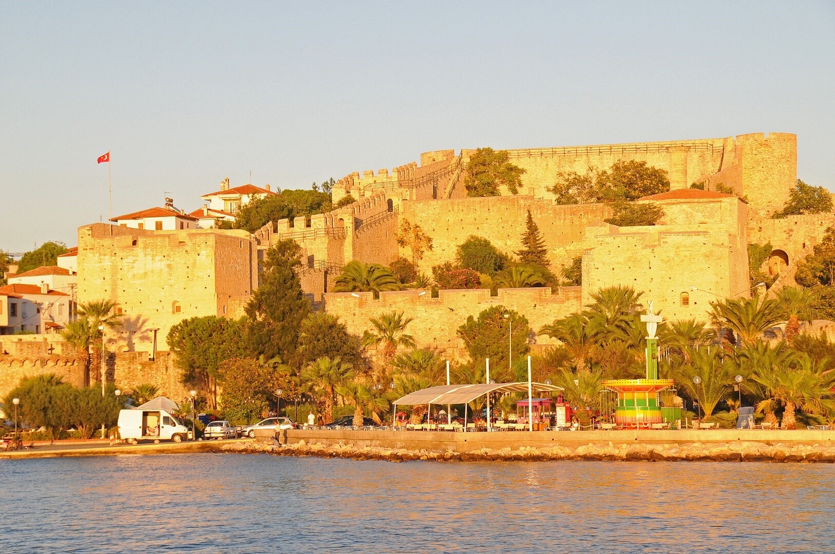 Çeşme Kalesi ve Çeşme Marina