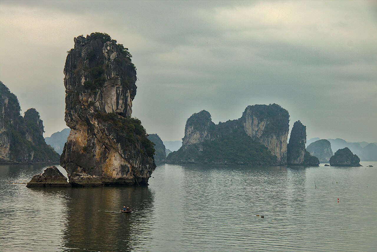 Bai Tu Long Bay