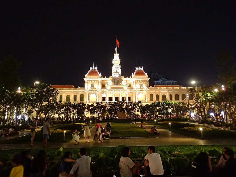Ho Chi Minh Heykeli ve Halk Komitesi Binası