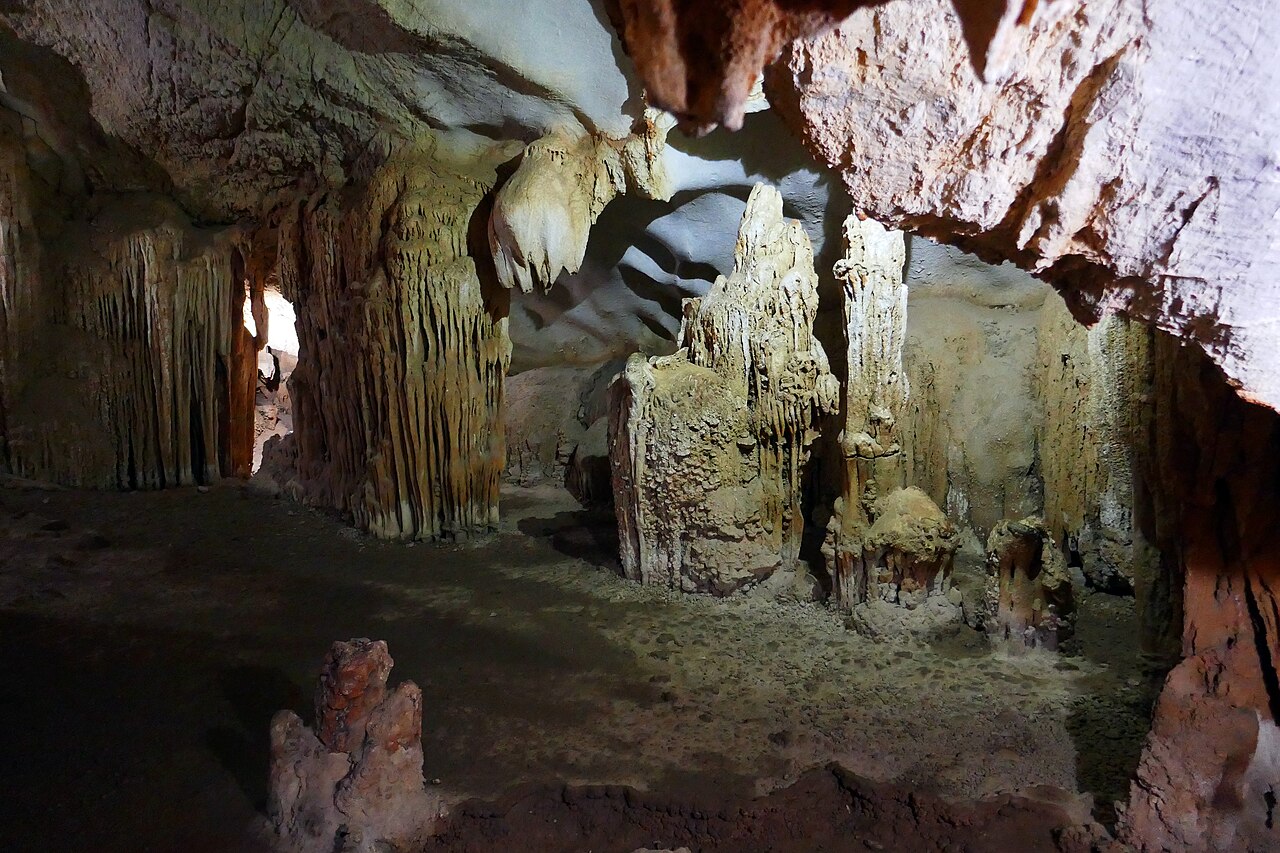 Me Cung Cave